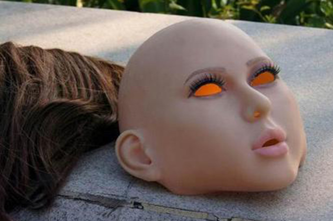 那么硅膠仿真人皮面具如何制作呢？

首先要雕刻一個臉部造型的模種出來，然后利用雕刻好的模種做個模具。面具模具的材質可以選擇用石膏或者樹脂這些硬質材料來制作。模具做好以后，將配比攪拌好的硅膠倒入模具里面，利用手工反復來回搖勻，讓液體硅膠能夠充分地流淌到模具內的每個細節部位。最后就是等人體硅膠固化就好，固化好以后就可以脫模了。